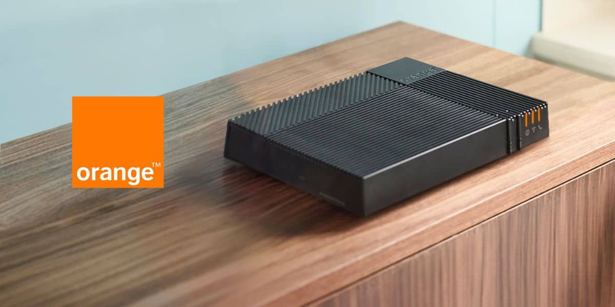 une livebox orange posée sur un meuble dans le salon